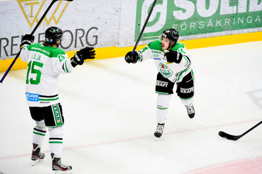 Rögles Peter LeBlanc (th) jublar med Jakob Lilja