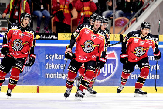 Luleås Niklas Fogström (mitten) firar