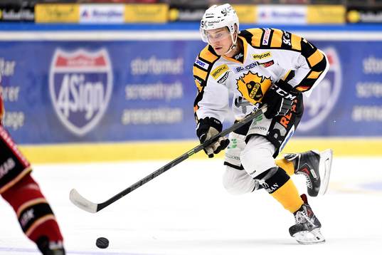 Skellefteås Pär Lindholm med pucken