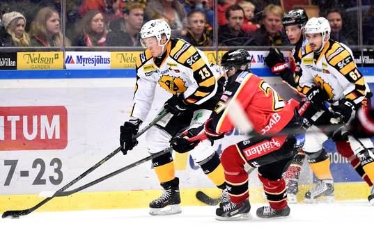 Skellefteås Mika Lehtonen jagas av Luleås Daniel Zaar