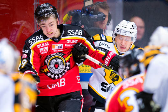 Luleås Johan Forsberg tacklas av Skellefteås Martin Sevc