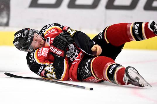 Luleås Cam Abbott grinar illa