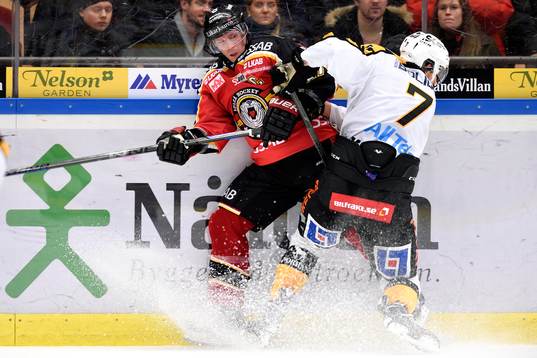 Skellefteås Kirill Kabanov tacklar Luleås Chris Abbott