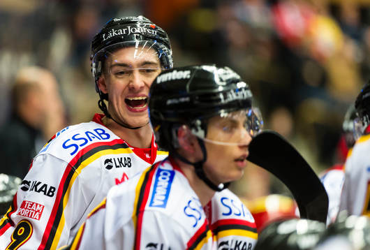 Luleås Johan Forsberg skriker åt sina lagkamrater i båset