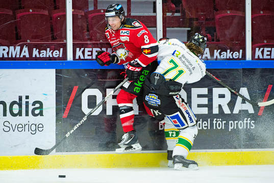Björklövens Henrik Nyberg tacklar Malmö Redhawks Tony