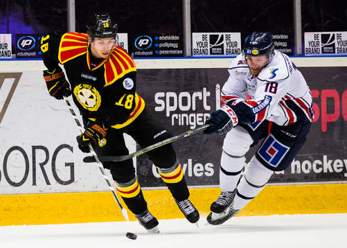 Brynäs Anton Rödin i kamp om pucken medLinköpings Jonas