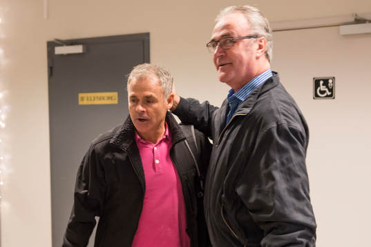 VM94-Lagets Anders Limpar hälsar på Ralf Edström då den anländer till Hedra Klas Ingessons fotbollsturnering den 6 december 2014 i Borås.