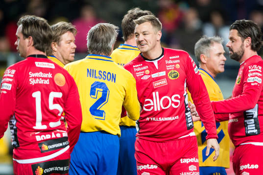 Elfsborgs Mathias Svensson och VM94-Lagets Roland Nilsson (rygg mot kameran) skakar hand efter matchen