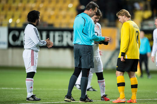 Slantsingling mellan TV-lagets kapten Patrik Ekwall och Team Klas Ingessons kapten Martin Ingesson