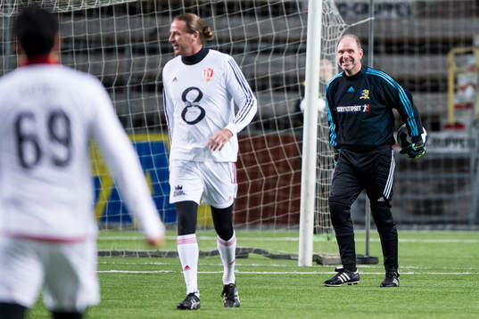 VM94-Lagets Thomas Ravelli skojar med TV-lagets Patrik Sjöberg