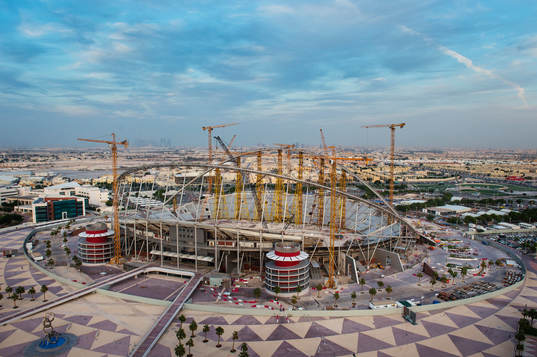 Översiktsbild över Khalifa International Stadium som renoveras den 6 december 2014 i Doha. Arenan kommer att användas