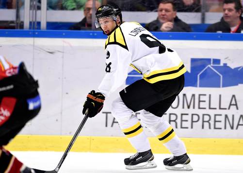 Brynäs Oskar Lindblom med pucken