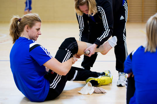 Sveriges Linnea Torstensson får sin vad lindad