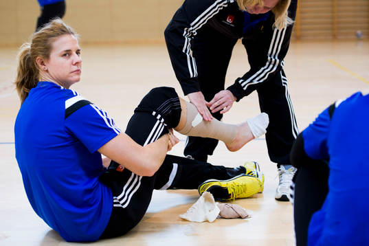 Sveriges Linnea Torstensson får sin vad lindad