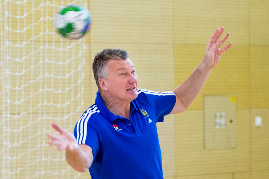 Sveriges förbundskapten Thomas Sivertsson agerar målvakt