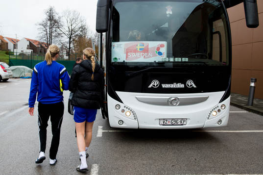 De svenska spelarna påväg mot sin buss