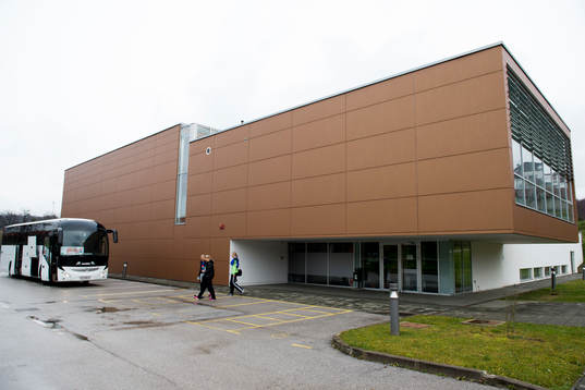 Sveriges trupp tränar i en liten hall 45minuter från