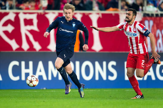 Malmö FFs Emil Forsberg i kamp med Olympiacos Giannis Maniatis  