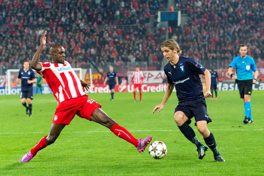 Malmö FFs Pawel Cibicki i kamps med Olympiacos Eric Abidal   
