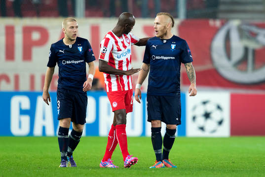 Olympiacos Eric Abidal och Malmö FFs Magnus Eriksson