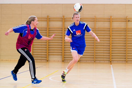 Sveriges förbundskapten Helle Thomsen och Anna-Maria Johansson spelar fotboll