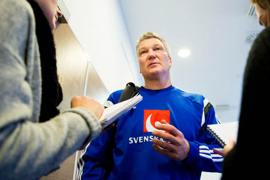 Sveriges förbundskapten Thomas Sivertsson pratar med media