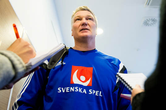 Sveriges förbundskapten Thomas Sivertsson pratar med media