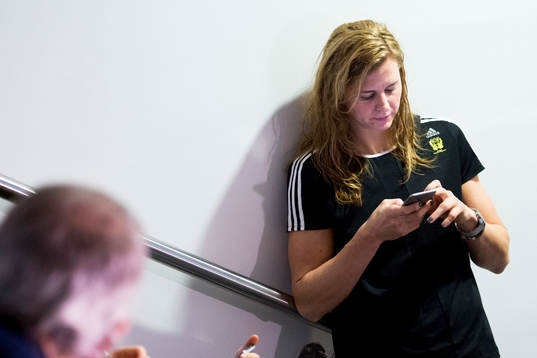Sveriges Linnea Torstenson med sin mobil
