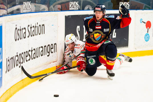 Modos Joonas Nättinen och Djurgårdens Robin Norell i kamp
