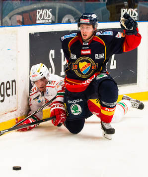 Modos Joonas Nättinen och Djurgårdens Robin Norell i kamp