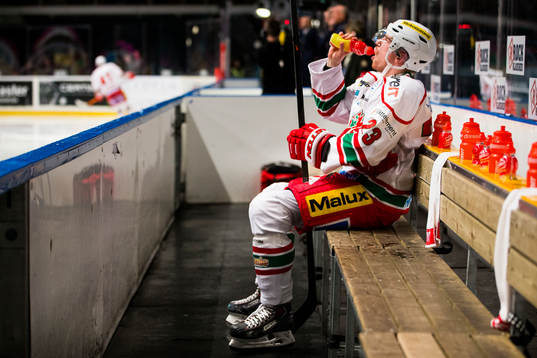 Modos Joonas Nättinen i avbytarbåset