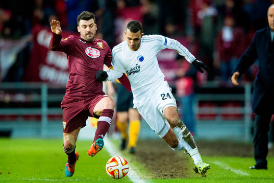 FC Köpenhamns Youssef Toutouh i kamp med Torinos Cesare Bovo