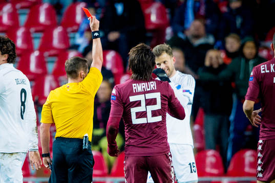 Domare Vladislav Bezborodov ger FC Köpenhamns  Mikael Antonsson rött kort