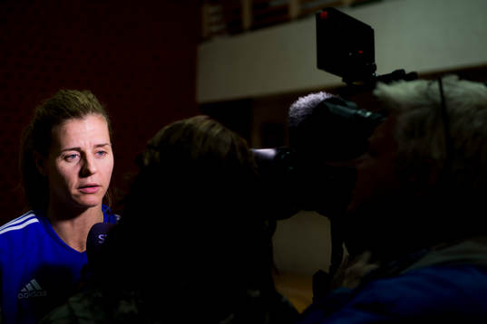 Sveriges Linnea Torstenson blir intervjuad