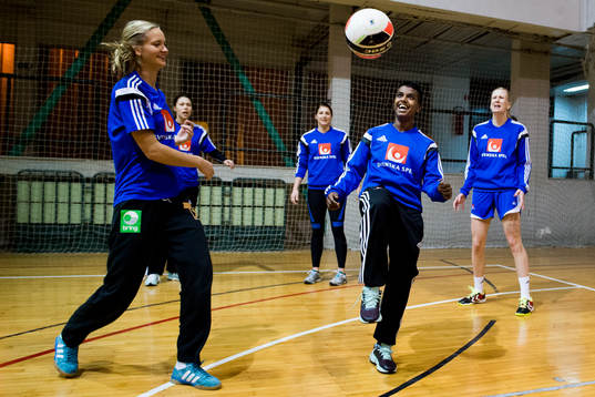 Sveriges Louise Sand (m) spelar fotboll med målvakterna Johanna Bundsen och Filippa Idéhn samt Linn Blohm och Anna-Maria Johansson