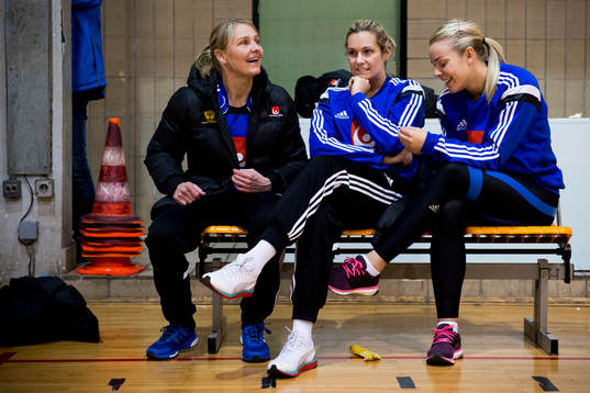Sveriges förbundskapten Helle Thomsen sitter på en bänk
