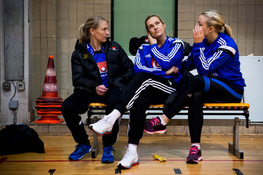 Sveriges förbundskapten Helle Thomsen sitter på en bänk