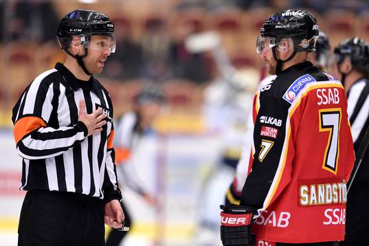 Domare Marcus Linde pratar Luleås Jan Sandström