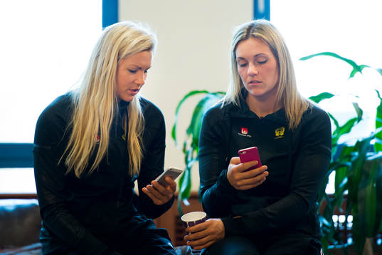 Sveriges Ulrika Ågren och Sabina Jacobsen med sina