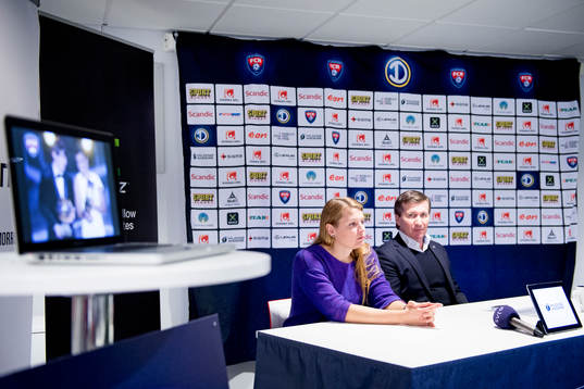 Bilder på Marta visas på en dator