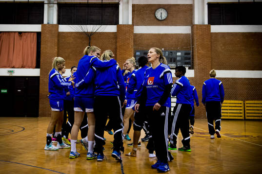 Sveriges spelare och förbundskapten Helle Thomsen samlade