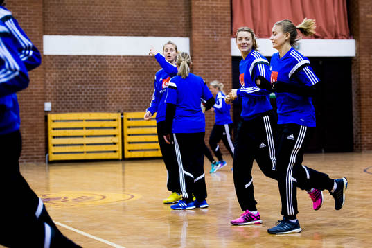 Sveriges Hanna Fogelström och Isabelle Gulldén värmer