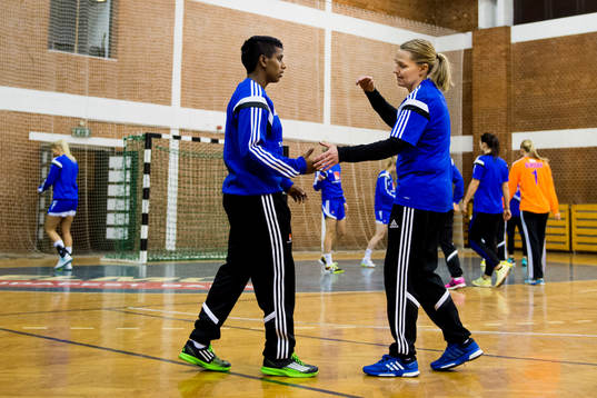 Sveriges Louise Sand och förbundskapten Helle Thomsen
