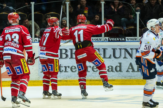 Modos Simon Önerud  sätter 3-1 målet och jublar ihop med