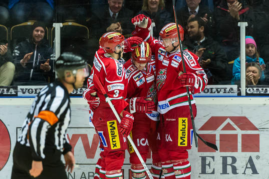Modos Simon Önerud sätter 3-1 målet och jublar ihop med