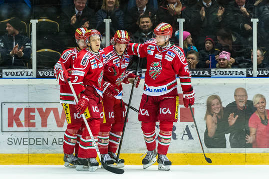 Modos Simon Önerud sätter 3-1 målet och jublar ihop med