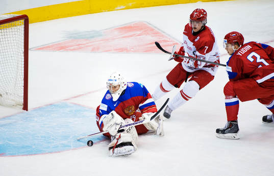 Danmarks Mikkel Aagaard oroar framför Rysslands målvakt