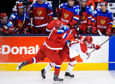 Rysslands Vyacheslav Leshenko tacklar Danmarks Mathias