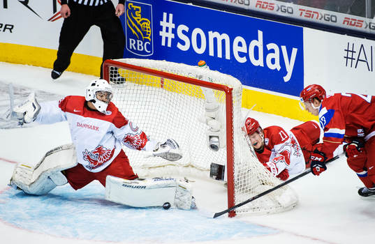 Danmarks målvakt Georg Sörensen räddar ett skott från