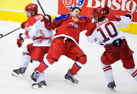 Danmarks Mikkel Aagaard och Kristian Jensen tacklar